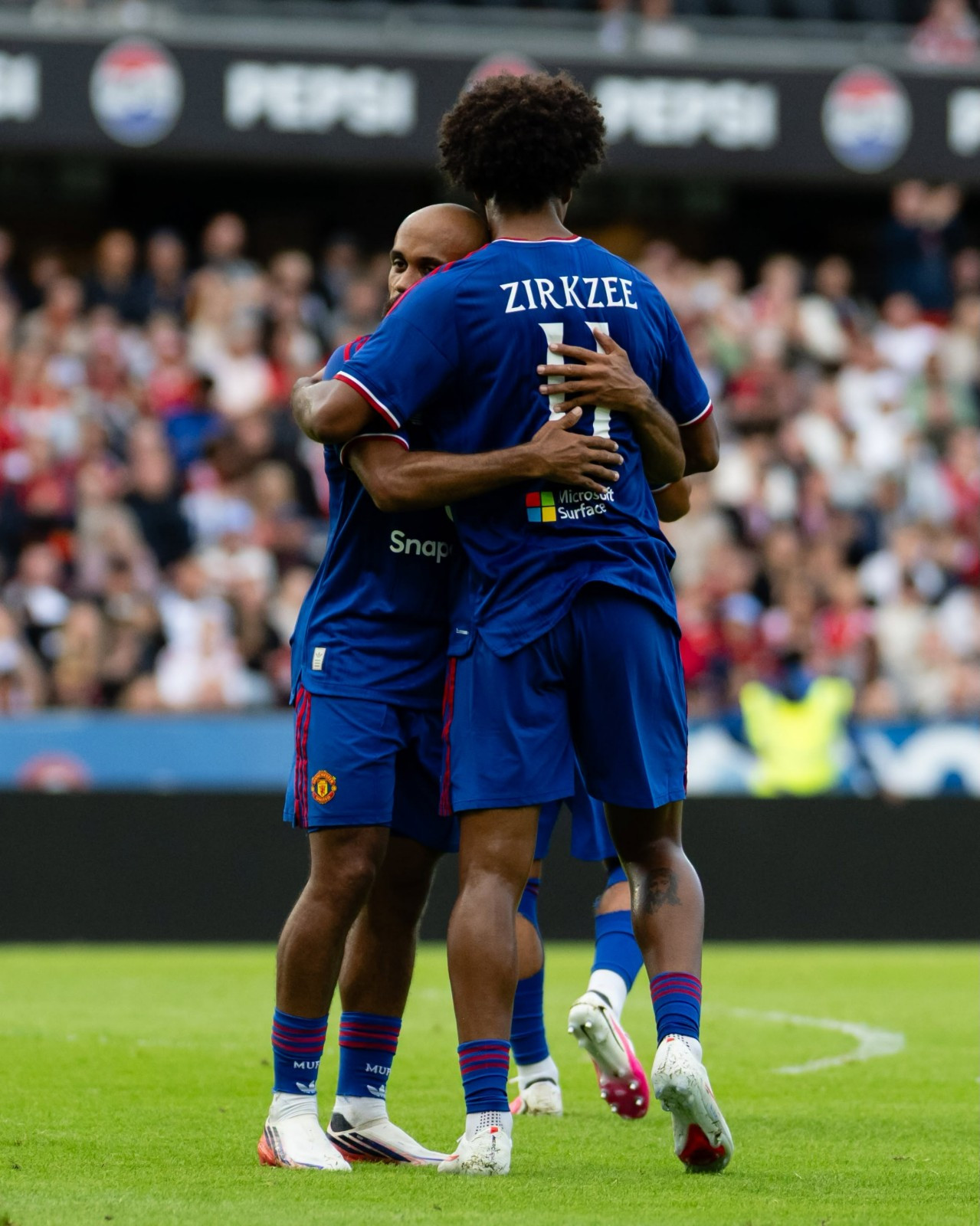 Dos du maillot extérieur Manchester United 2026-2027 avec le sponsor Microsoft Surface