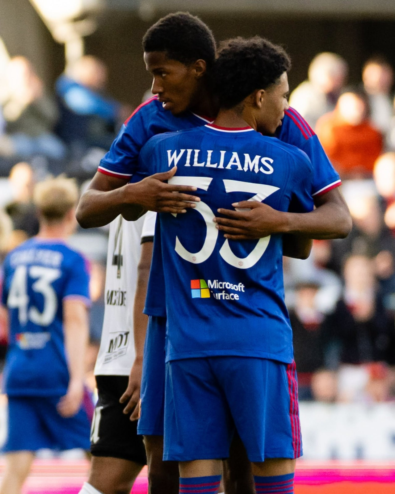 Détail du numéro et du logo Microsoft Surface sur le maillot Manchester United 2026-2027