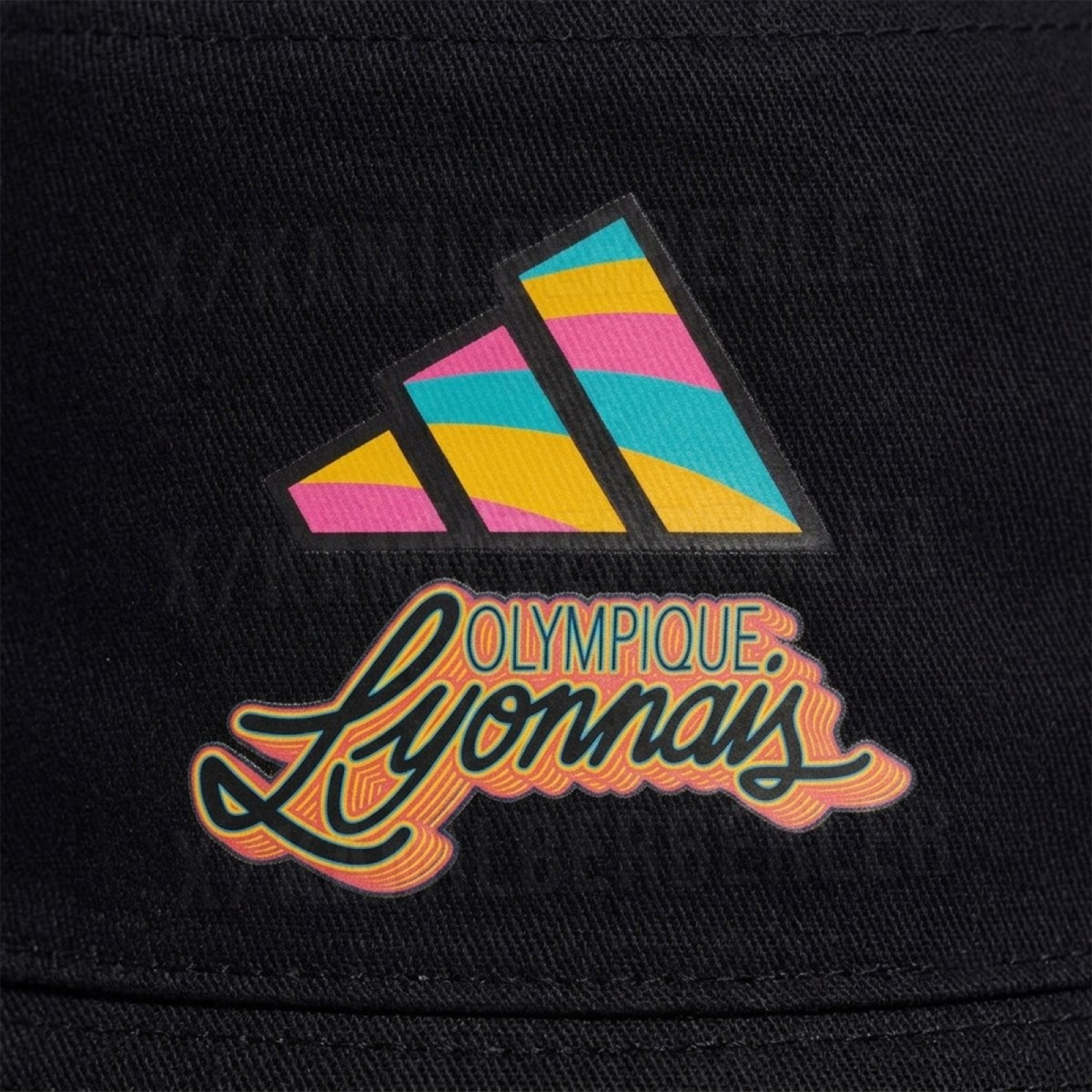Détail du logo adidas colorisé et du lettrage rétro Olympique Lyonnais