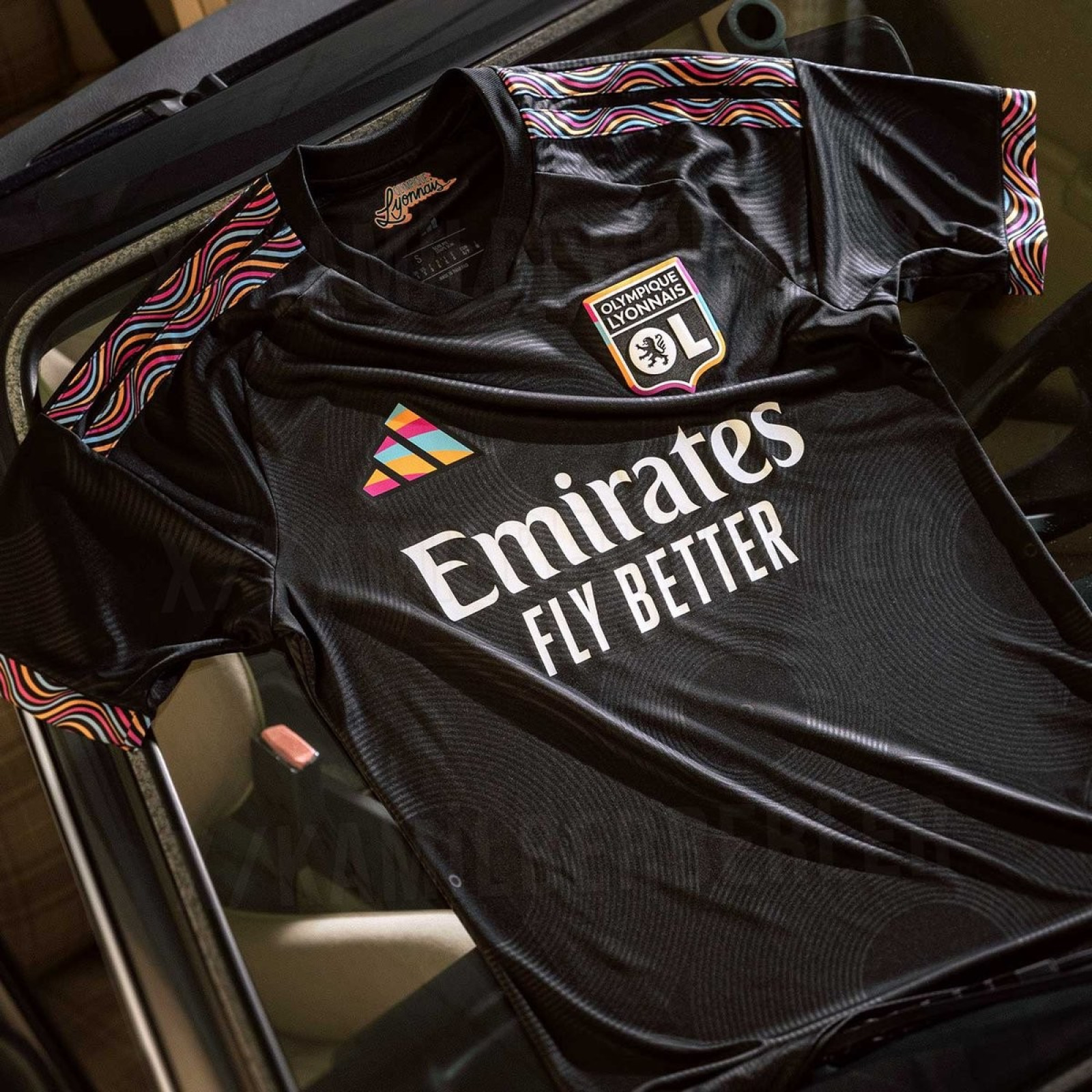 Troisième maillot OL 2026-2027 noir avec motifs funk sur le col et les épaules