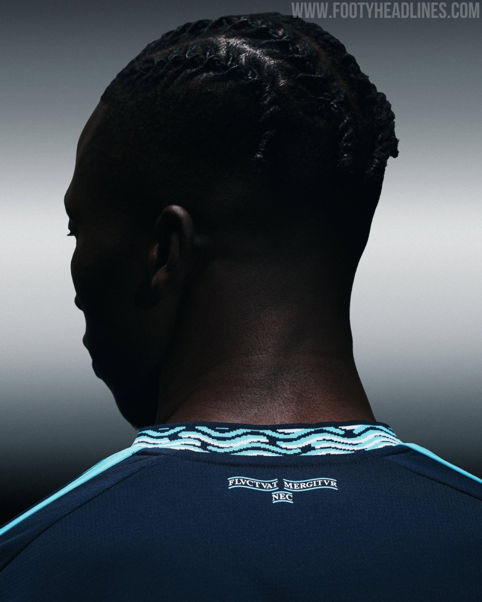 Détail de la devise FLVCTVAT NEC MERGITVR brodée sous la nuque du maillot Paris FC 2026-2027
