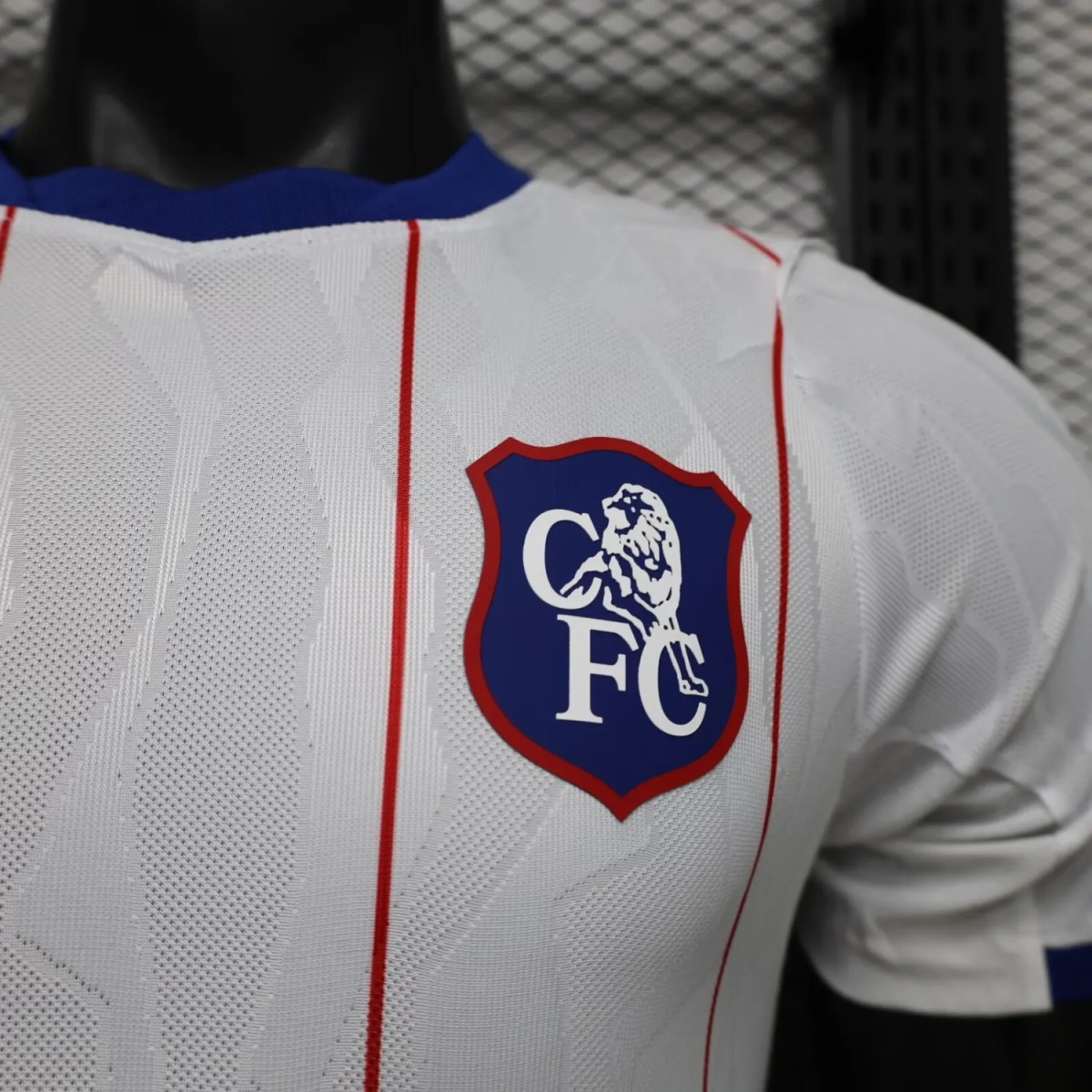 Gros plan sur le blason rétro au lion du maillot Chelsea 2026-2027