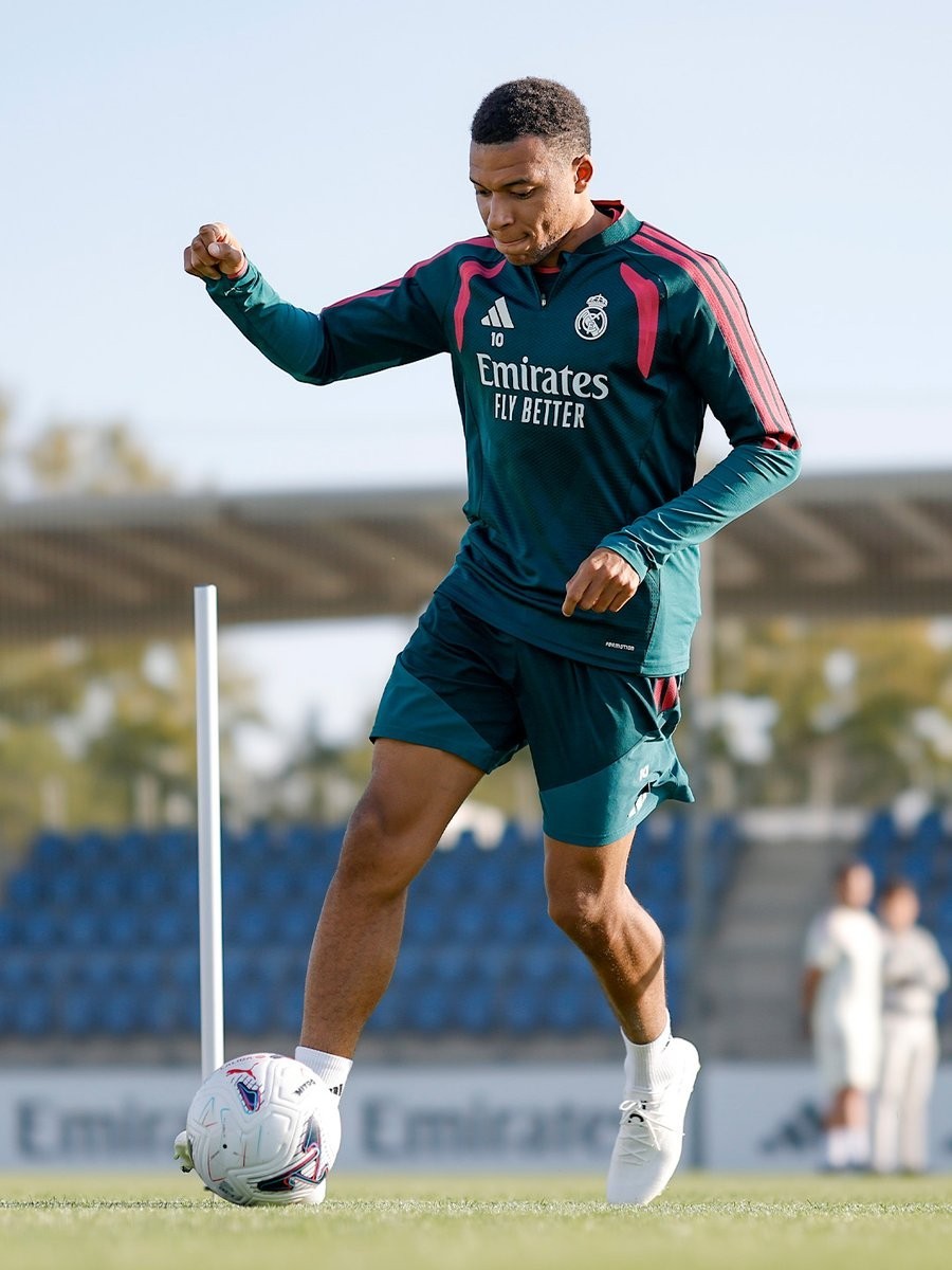 Kylian Mbappé torna ad effettuare un allenamento con il Real Madrid indossando scarpe prototipo On