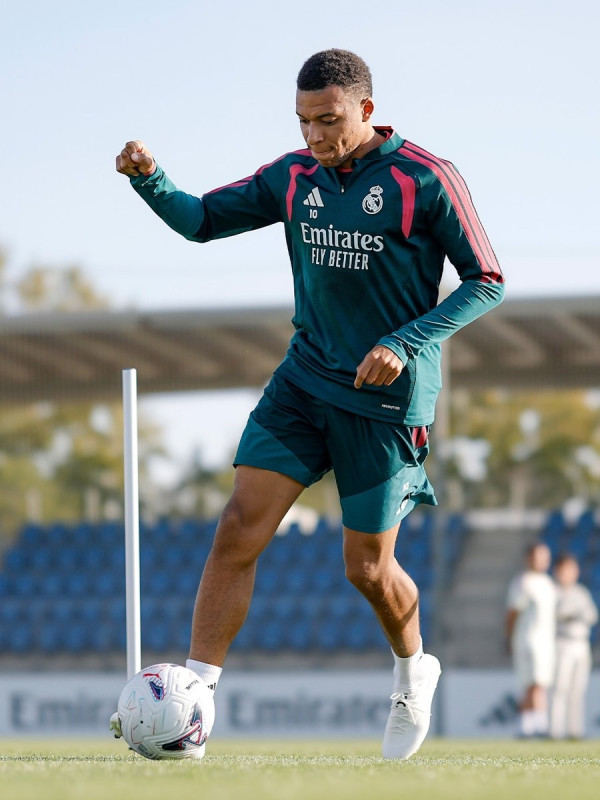 Kylian Mbappé volta aos treinos do Real Madrid com chuteiras protótipo da On
