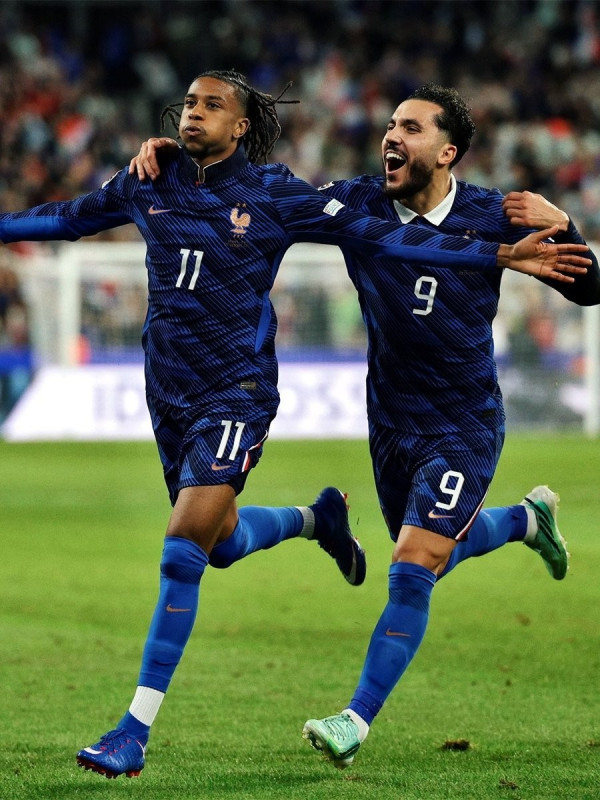 Michael Olise porte le col relevé pour la France