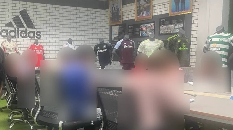 Des images tournées à l'intérieur d'une usine ont fait l'objet d'une fuite : la BBC révèle que les maillots officiels Adidas des grands clubs sont fabriqués par des ouvriers payés moins d'une livre sterling de l'heure