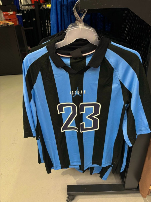 E se o Inter de Milão tivesse uma camisa Jordan? Camisa Jordan Terrace avistada numa loja