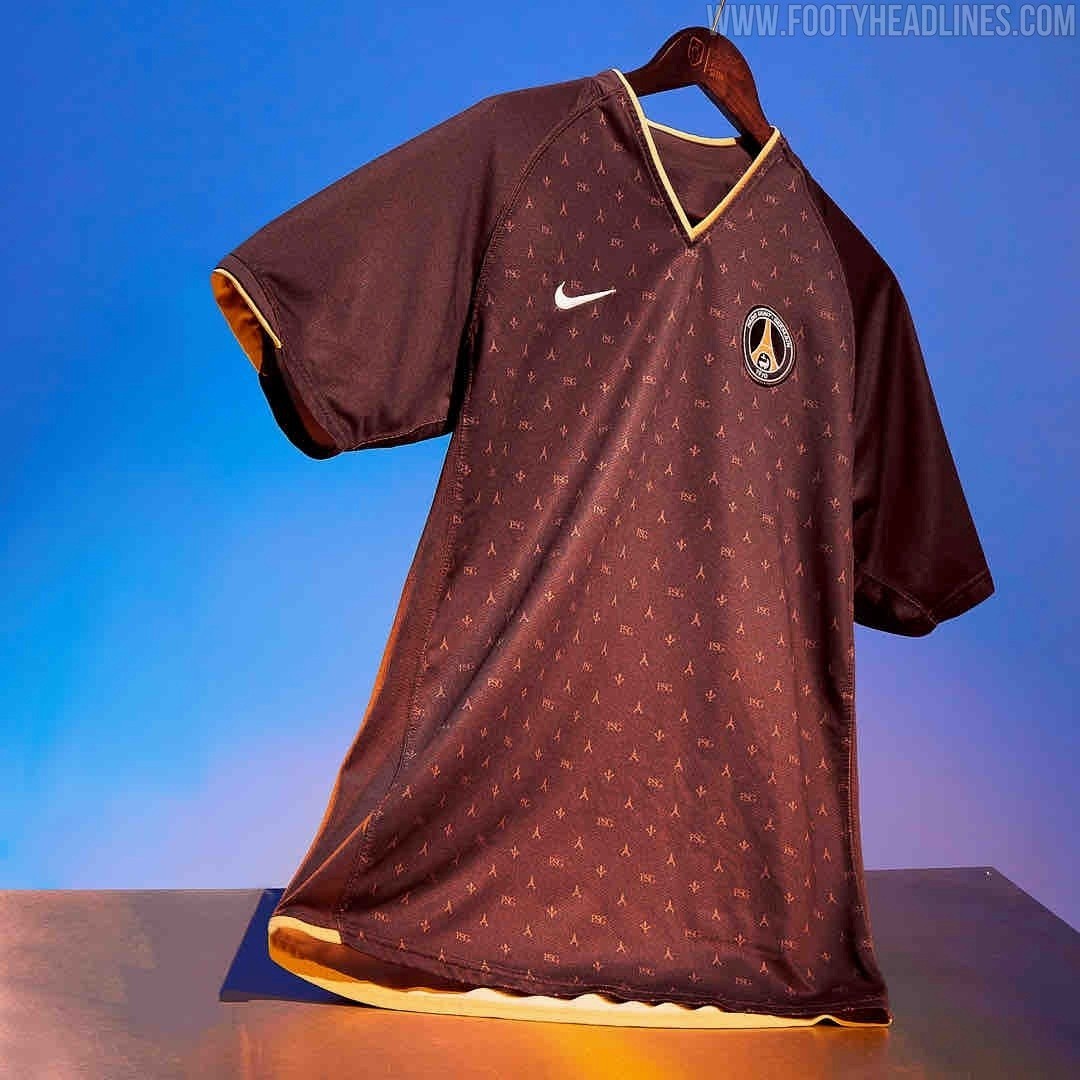 Remake du maillot PSG Vuitton 2006-2007 sans sponsor, détail du monogramme Tour Eiffel et fleurs de lys