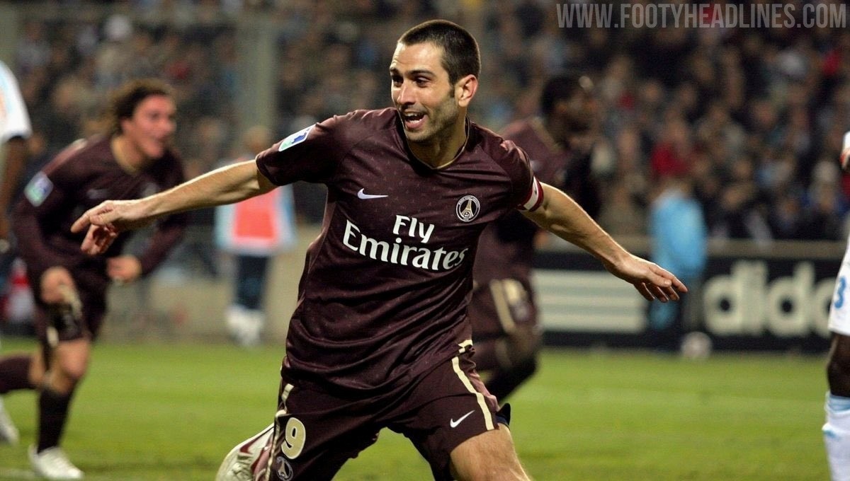 Pauleta célèbre un but avec le maillot extérieur PSG 2006-2007