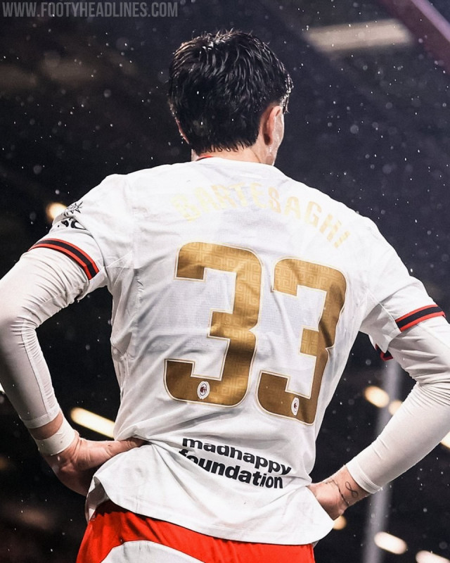 El AC Milan mezcla las tipografías de la camiseta en un partido de la Europa League